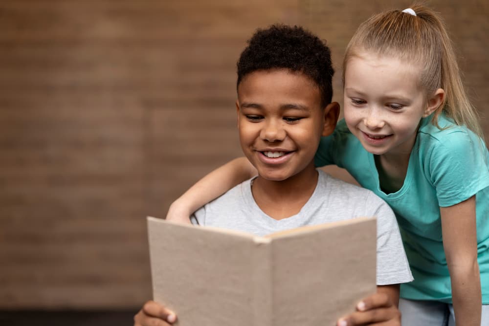 Crianças achando a leitura divertida